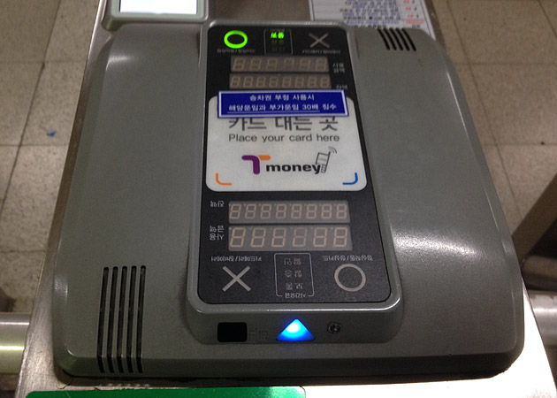 地下鉄の改札のT-moneyのかざす場所