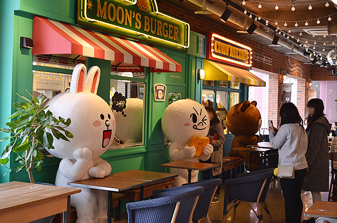 LINEキャラクターたちが席で一緒に食事もしてくれます