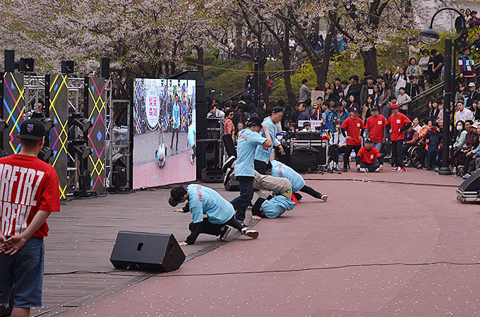 出店や歌にダンスで盛り上がっていました。