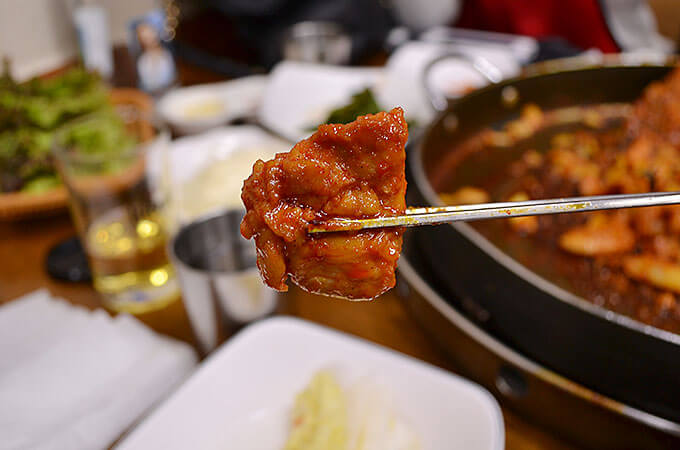 このぷりっぷりの鶏肉が甘くて辛いコチュジャンのタレと絡まって、口の中で美味しくとろけてくれます。