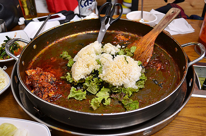 タッカルビの食べ終わった鍋のなかにご飯を入れます！