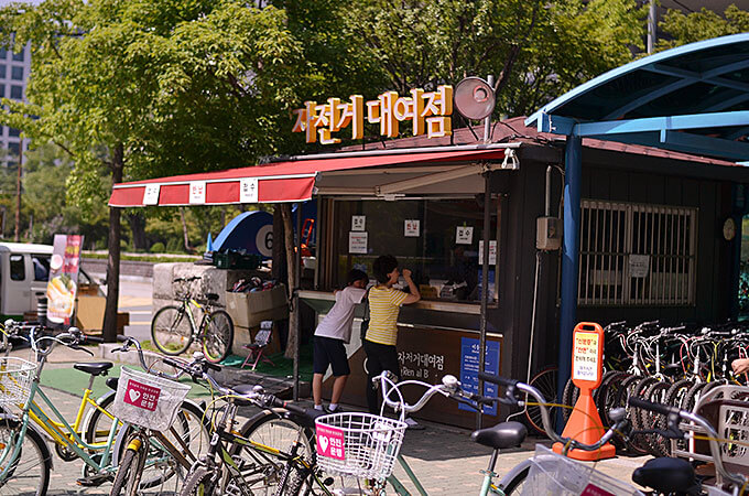 公園の中に自転車をレンタルしている場所があります。