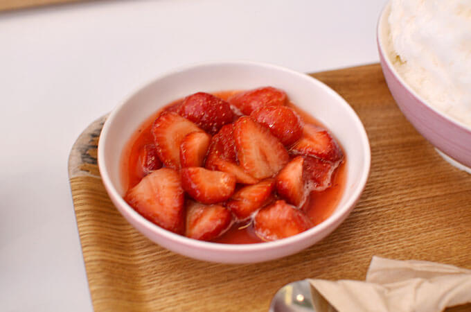 ふわっふわのミルクかき氷の上にイチゴがのってとてもシンプルなのですが、その横には別に一皿、イチゴの盛り合わせが！