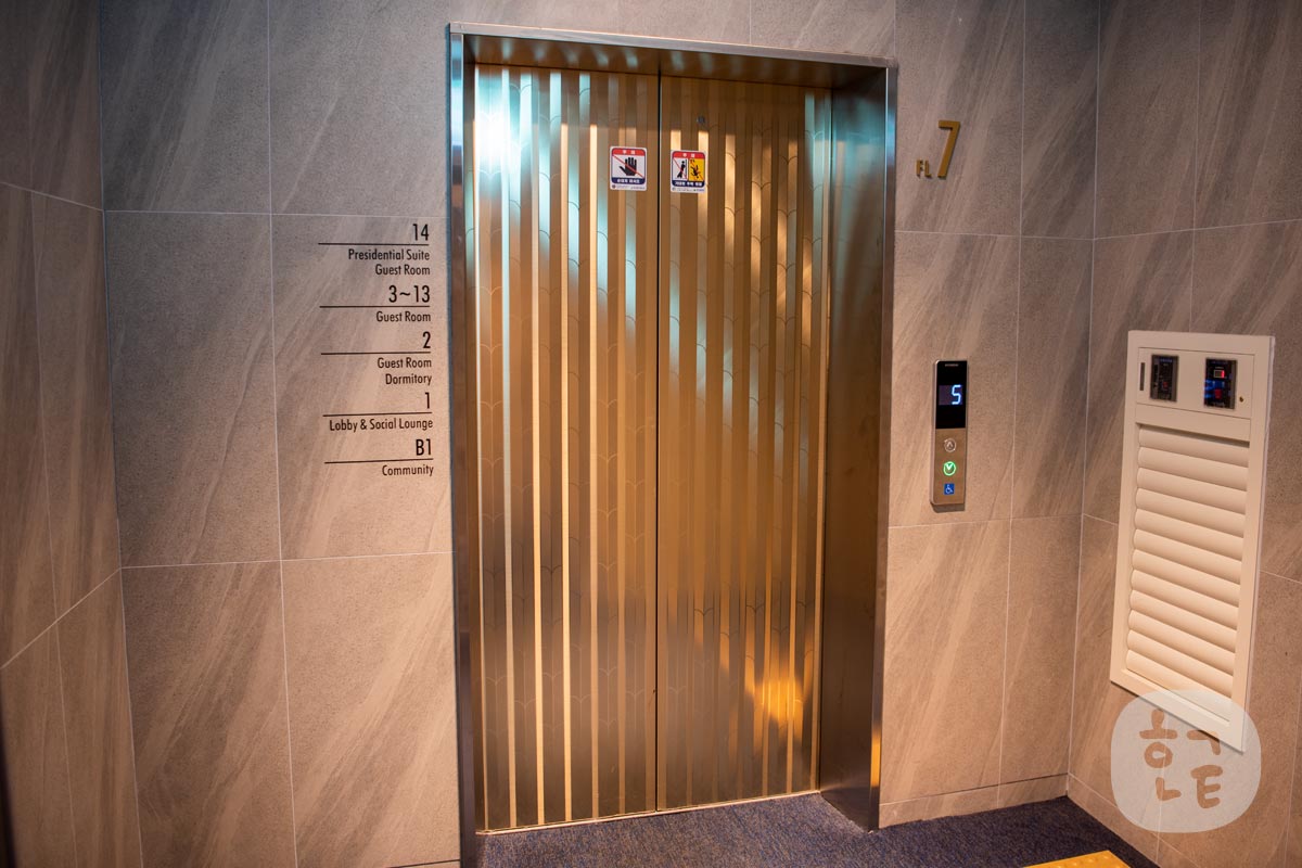 綺麗なエレベーター
