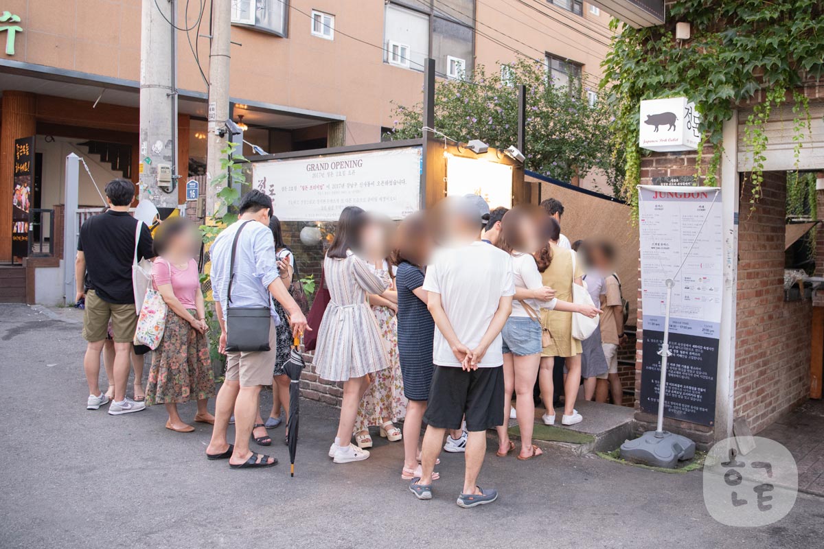 とんかつ屋さんの開店前に並ぶお客さんの列