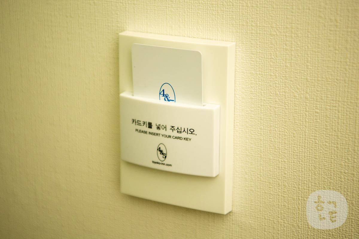 ルームキーを差して電気が使える仕様ですね。