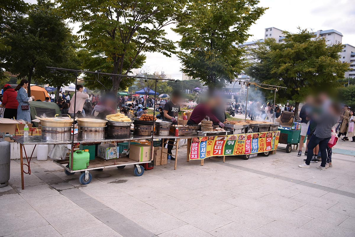 屋台がいっぱい出ております。