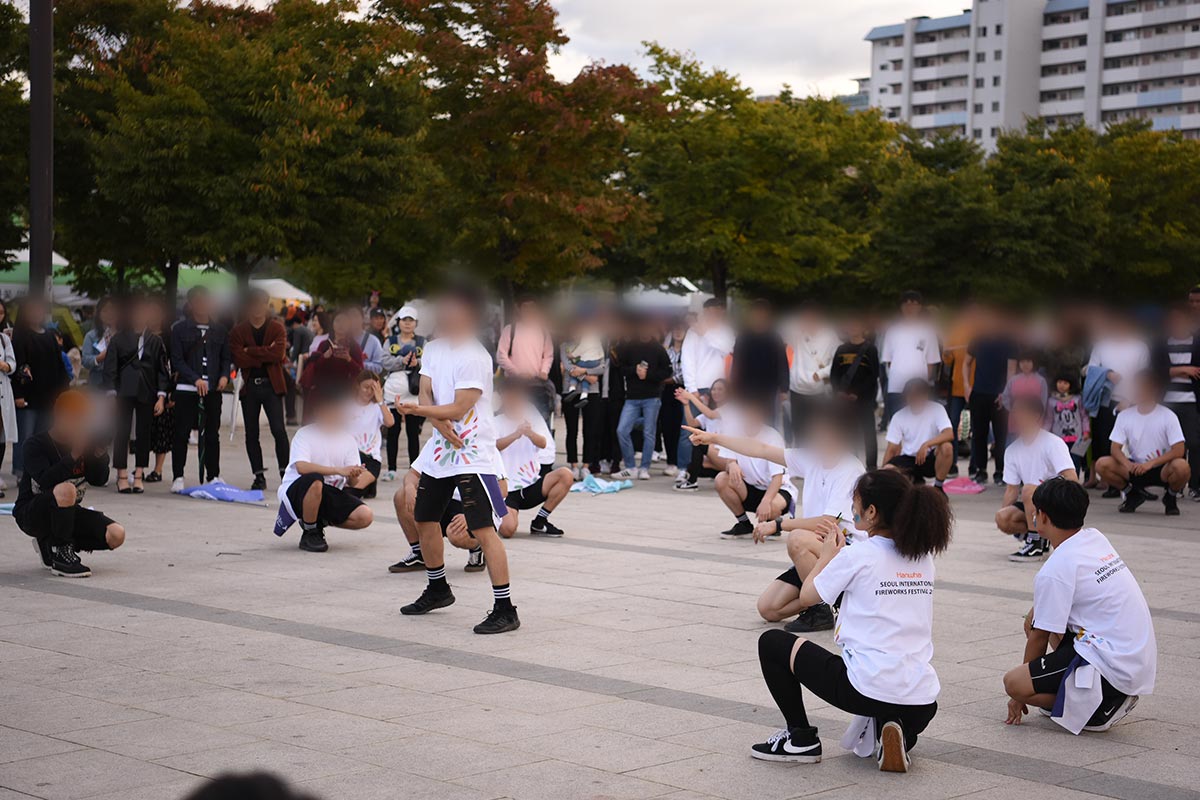 若者のダンスイベントが開催され、花火大会を盛り上げています。