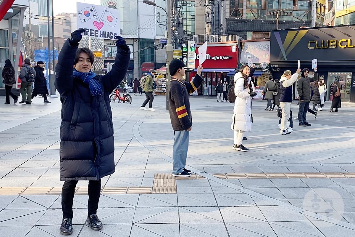 韓国・新村（シンチョン）で行なっているフリーハグに参加