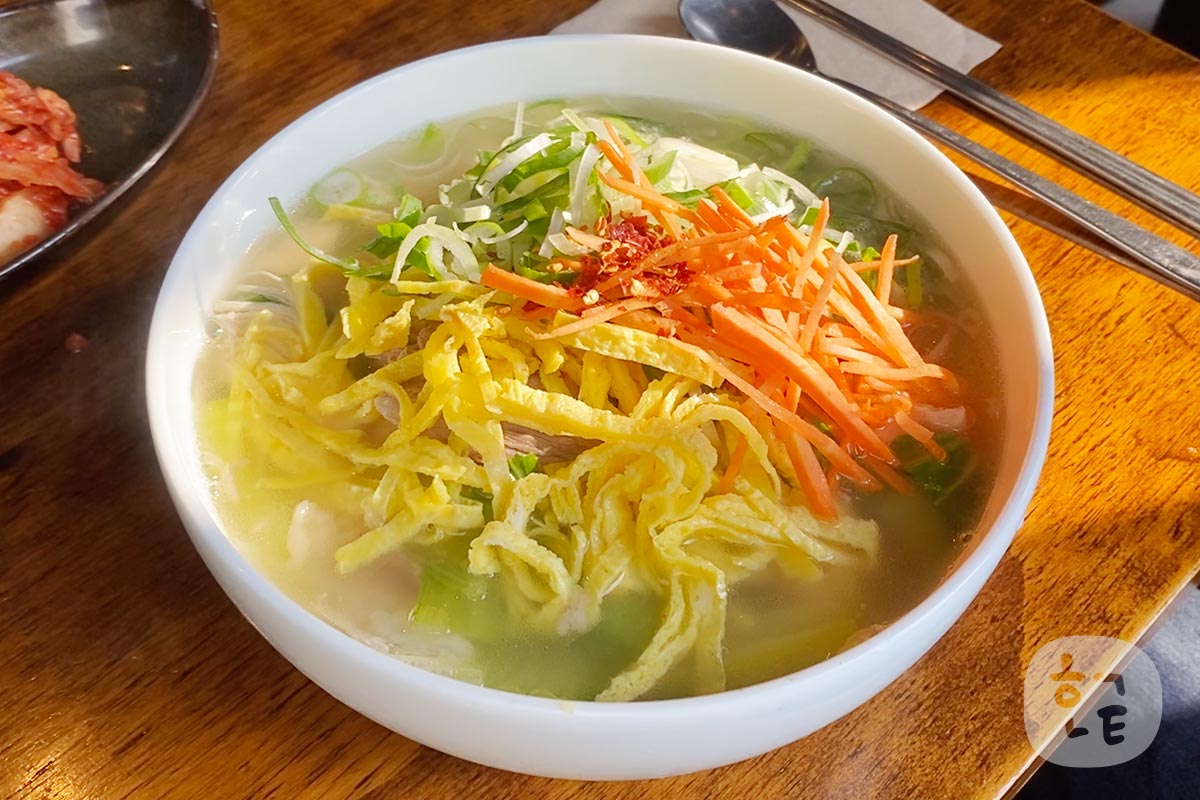 北朝鮮料理店で美味しい温かい麺「업진곰면 オプジンコムミョン」を食べてみた！