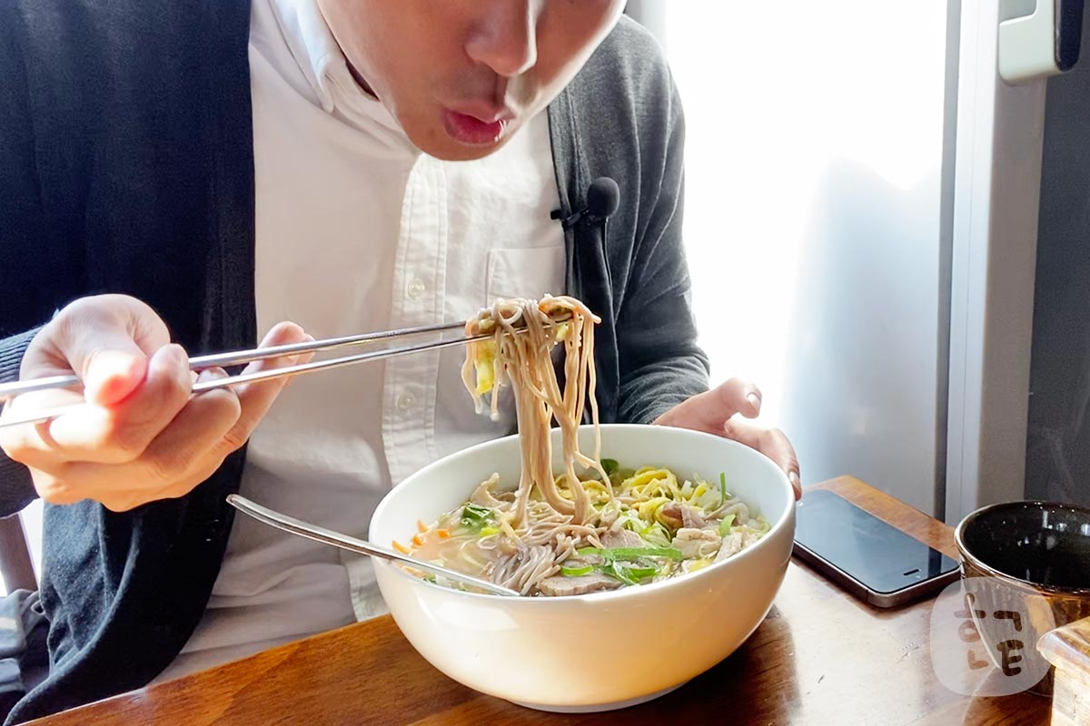 でも野菜やお肉と食べると麺も美味しい