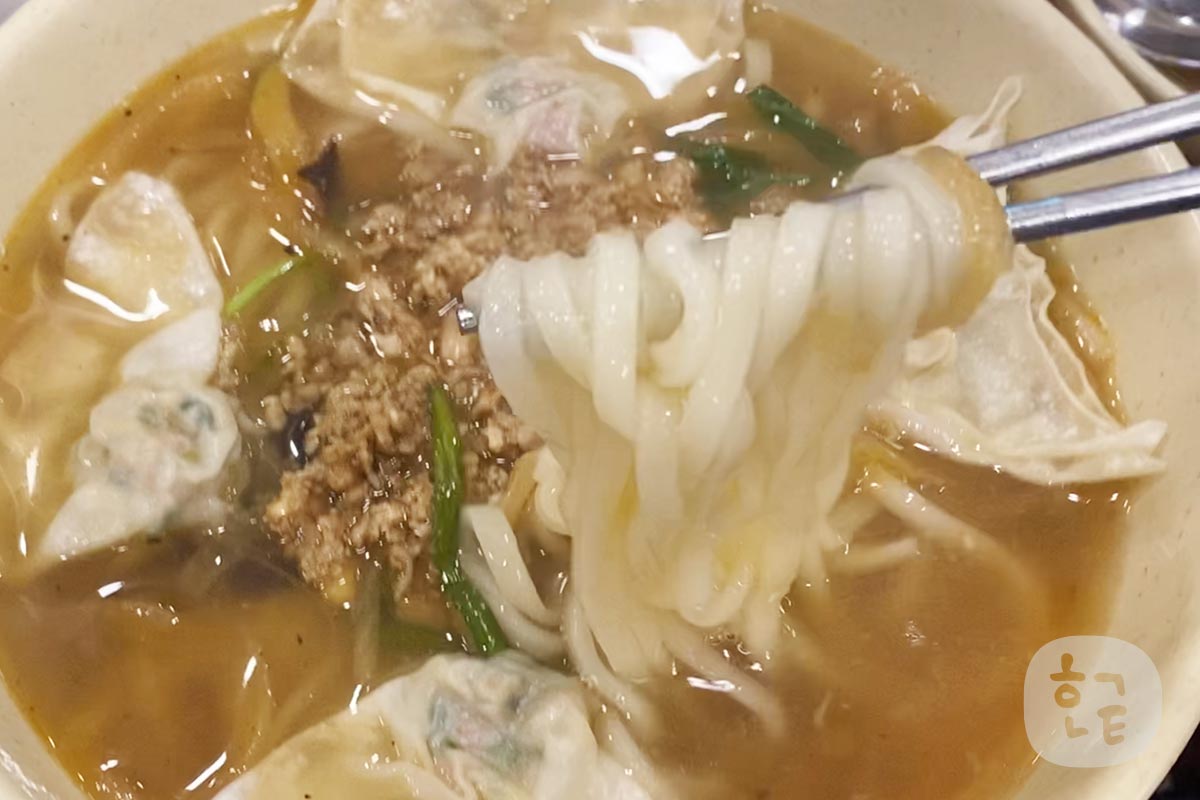 明洞餃子のスープは絶品！麺もうどんまでコシがないですが、その分食べやすい！