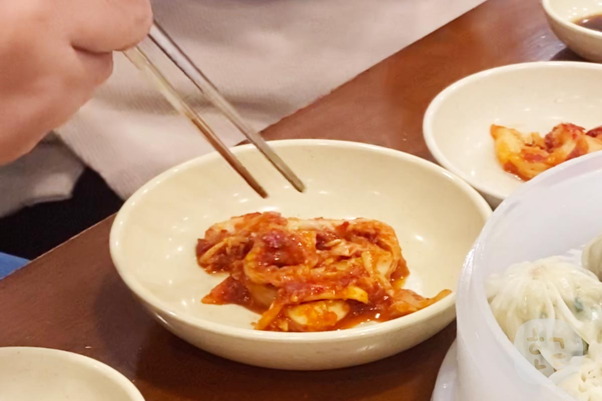 明洞餃子の辛いキムチは要注意！もともと辛いものが苦手な友達が食べたら、悲鳴を上げて、汗だくになってました！笑